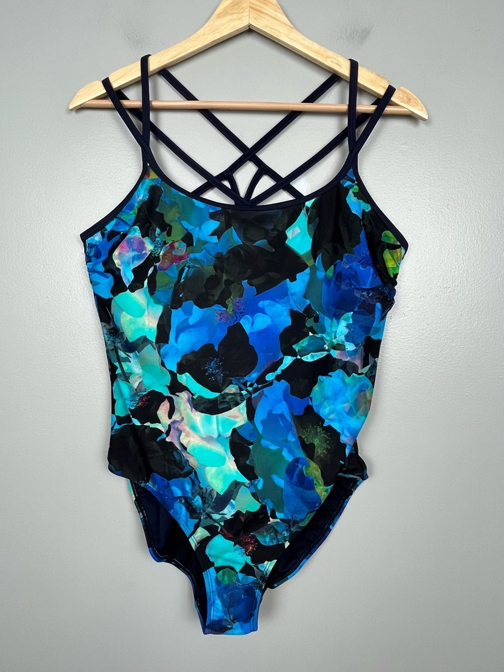 Athleta blue abstract print strappy back 1 piece modest swimsuit, large.